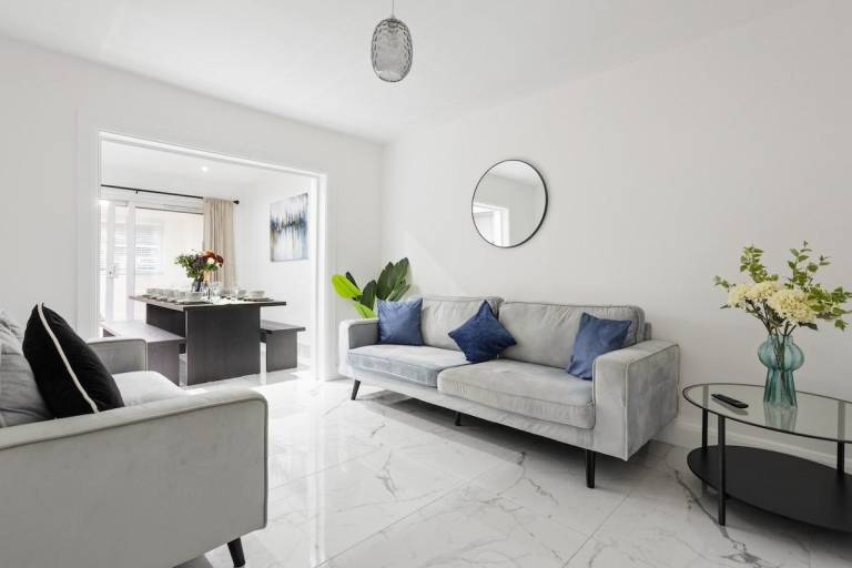 Modern 5-Bedroom Near Heathrow Airport Sleeps 10 in Hayes