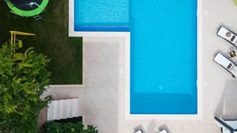 Villa with terrace, private pool & yard — photo 4