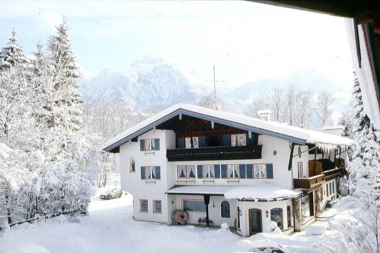  mit Hund in Oberschönau, Bayern, Deutschland