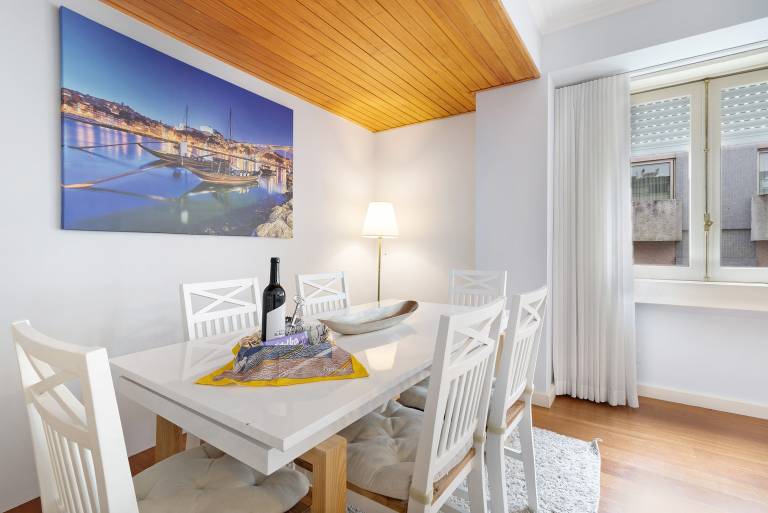 Child-friendly apartment with fast internet, terrace & BBQ | Next to Porto Cathedral | Lake view | Perfect for remote work | Dogs allowed — photo 4