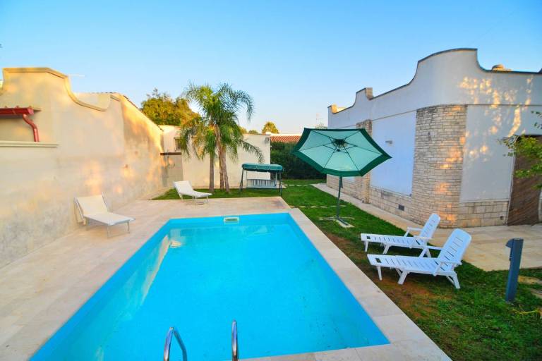 Villa with garden, barbecue & private pool | Nature view — photo 3