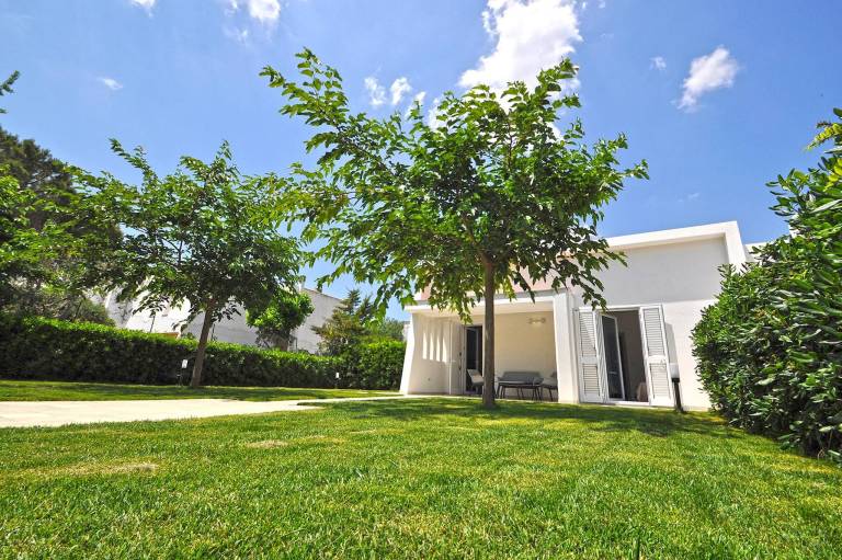 Villa with garden — photo 2