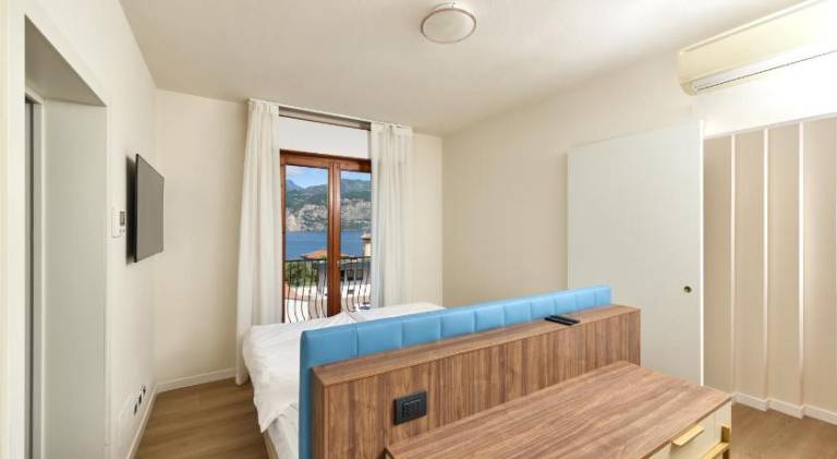 Villa with terrace, hot tub & pool — photo 2