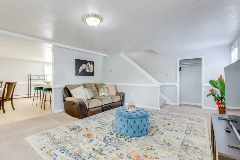 5 Mi to to Downtown Worcester: Quiet Townhome — photo 4