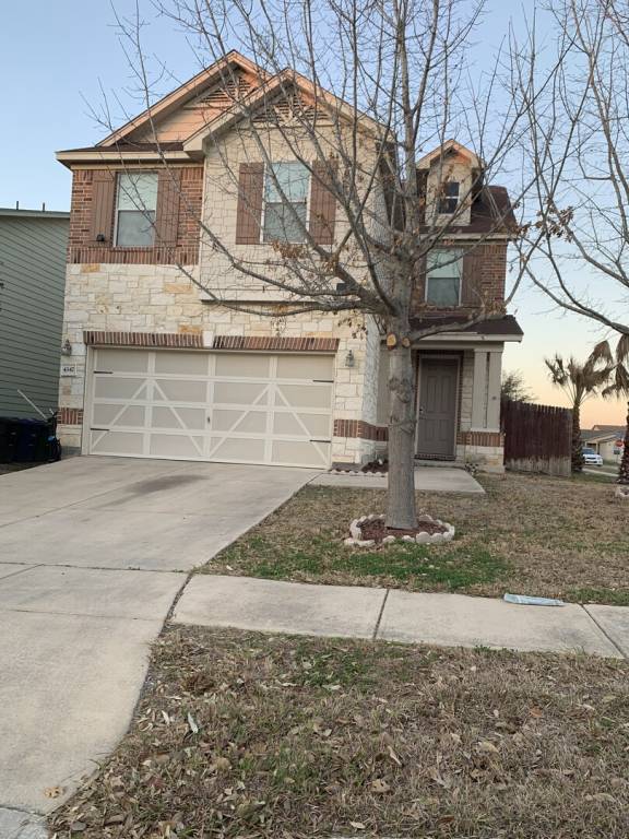 Child-friendly ample house with yard | Pets are welcome in San Antonio, TX