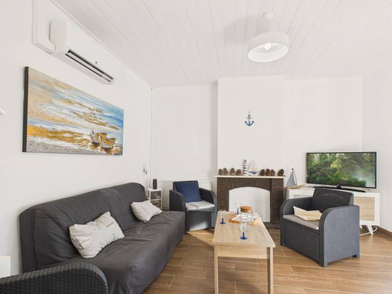 Spacious house with yard & patio | Close to the beach | Pets are welcome — photo 2