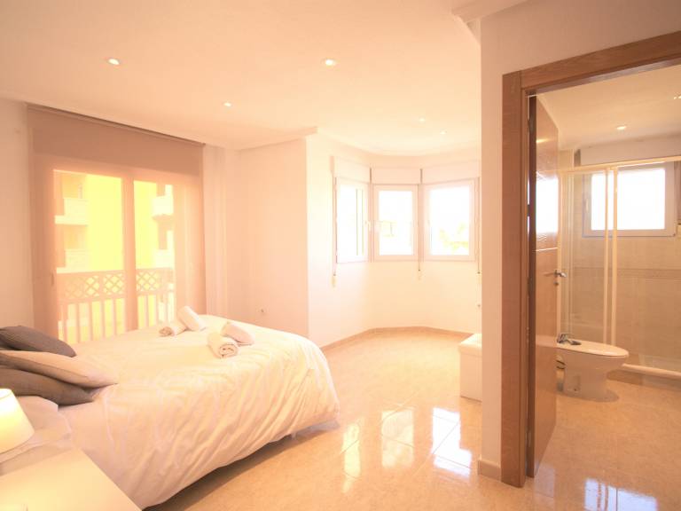 Modern 3-bedroom apartment in La Manga with pool and AC — photo 4