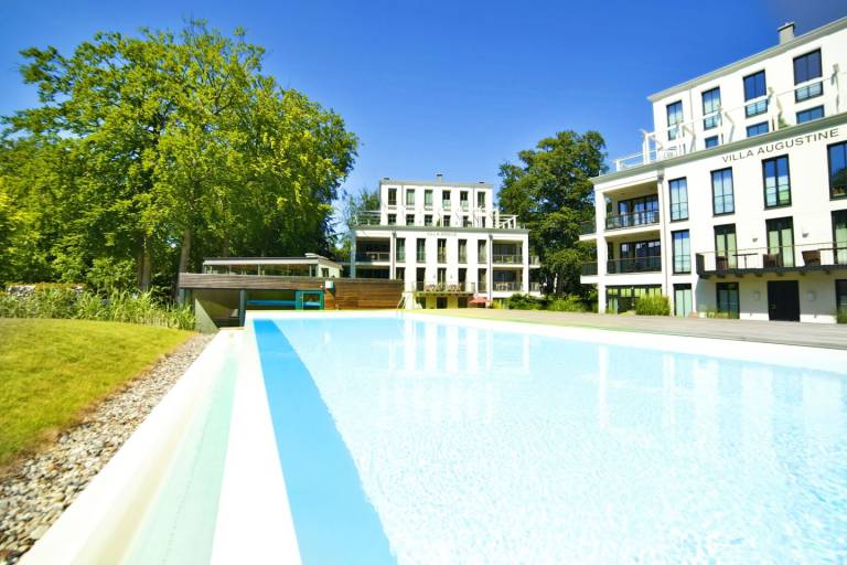 Luxus Unterkunft "Strandlounge mit Pool inmitten einer 6000 m² großen Parkanlage in Binz