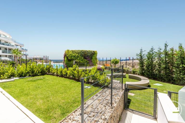 Family-friendly apartment with yard, pool & patio | Beach view | Pets allowed — photo 3