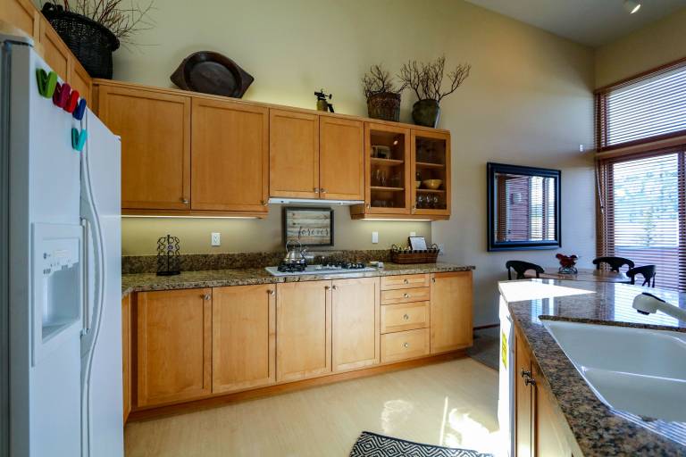 Fully equipped condo with hot tub, patio & sauna | Pet-friendly — photo 2