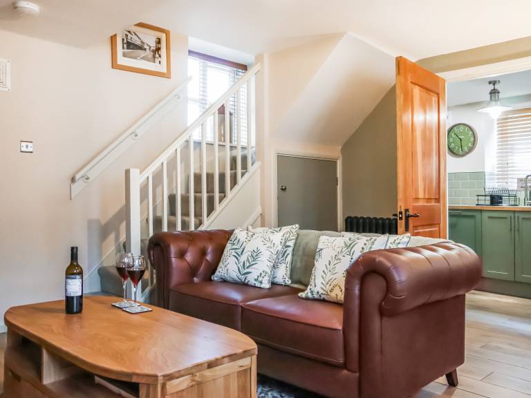 Family-oriented lovely cottage | River view | Pets allowed — photo 2