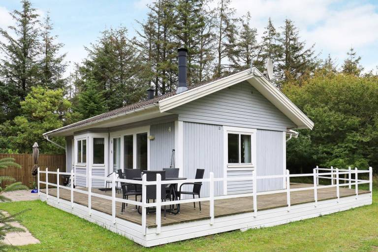 Fully equipped vacation home with barbecue, yard & patio | Pets are welcome in Lokken