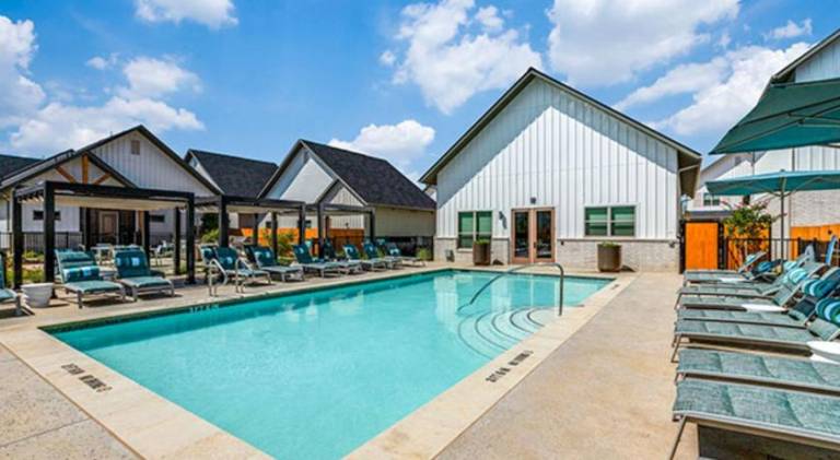 Apartment with pool | Pets are welcome — photo 3