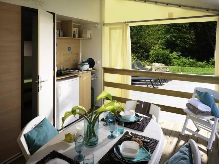 Campsite Le Colombier - Bungalow Toilé - without toilet blocks. 1 bedroom with a double bed, 1 bedroom with 3 single beds 5 people — photo 3