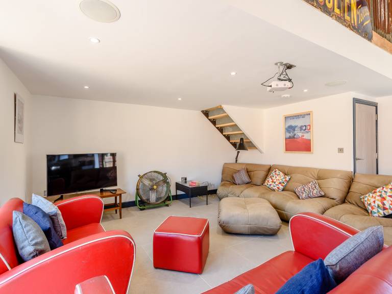 Child-friendly cottage with grill, yard & jacuzzi | River view | Dogs allowed — photo 4