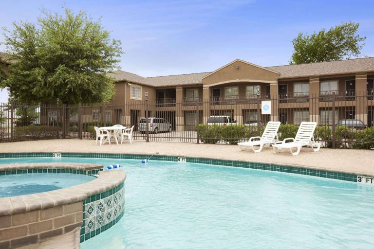 Howard Johnson by Wyndham Grand Prairie Near Lone Star Park — photo 2