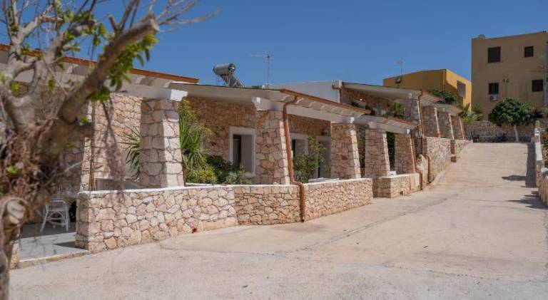 Apartment with patio & yard | Close to the beach | Dogs allowed in Lampedusa