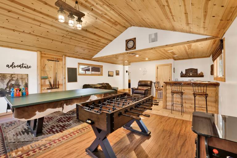 Family Fun Cabin Hot Tub, Game Room & Cozy Fireplace pet Friendly Retreat — photo 4