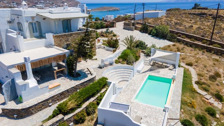 Family-friendly villa with patio, BBQ & fast internet | Mountain view | Next to the beach | Suitable for remote work | Pets are welcome in Tinos
