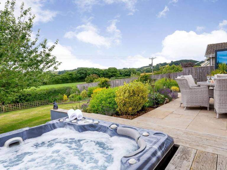 Cottage with hot tub & yard in Newton Abbot