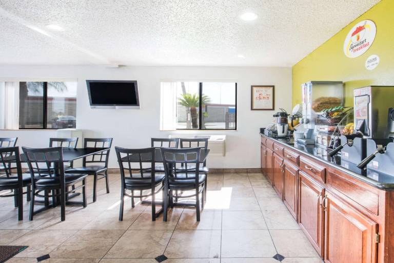 Super 8 By Wyndham Harlingen Tx — photo 4