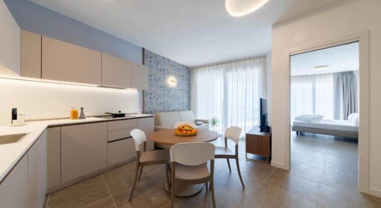 Serviced apartment with garden & patio — photo 2