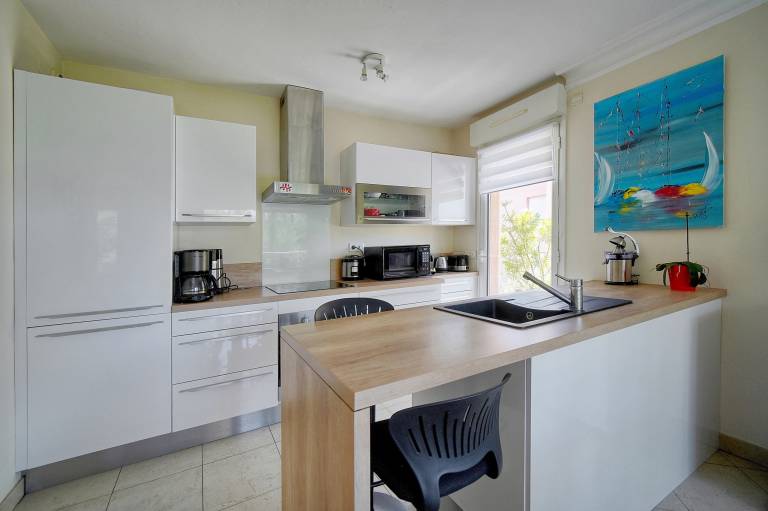 Rental apartment with patio, garden & pool — photo 4