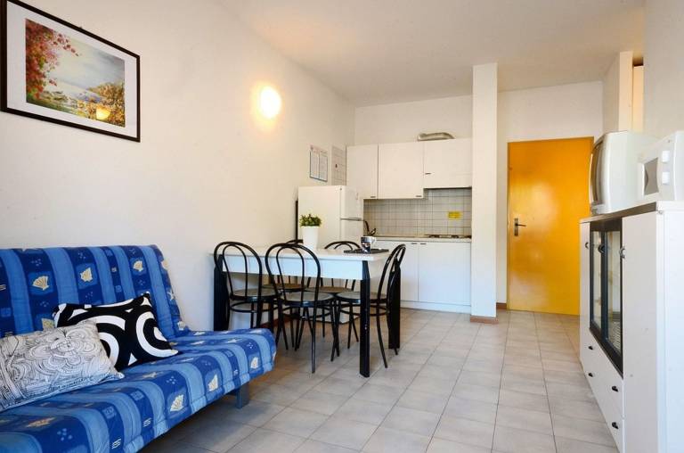 Holiday apartment with patio & pool — photo 3