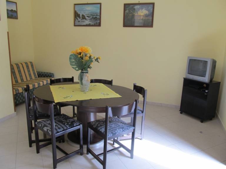 Apartment with patio & yard | Sea view — photo 3