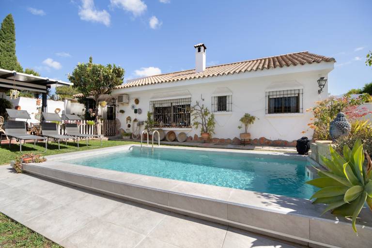 Child-friendly vacation home with terrace, private pool & BBQ | Garden view | Suitable for remote work | Pets allowed in El Puerto de Santa María