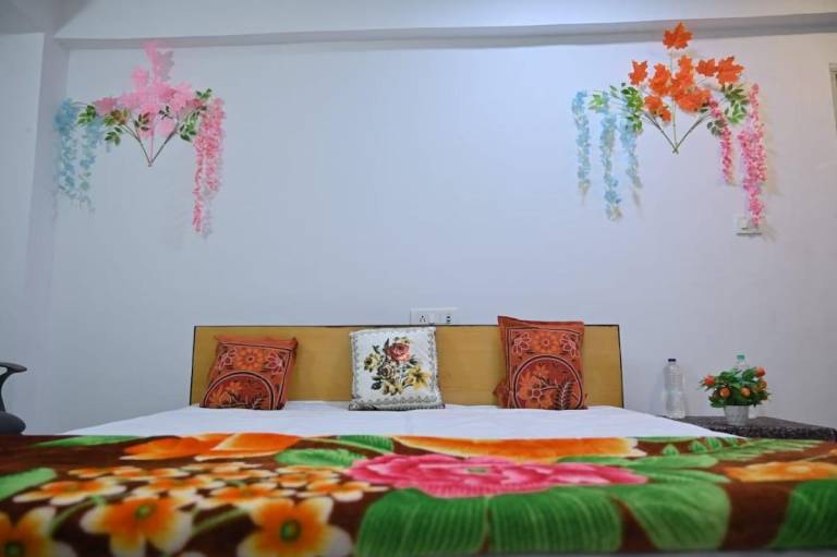 House with 15 rooms for 15 persons in Ayodhya