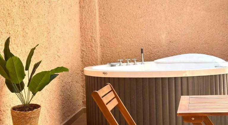 Holiday apartment with jacuzzi & pool | Near St. Peter's Basilica in Vittoria
