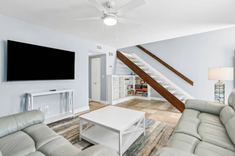 Condo with pool — photo 5
