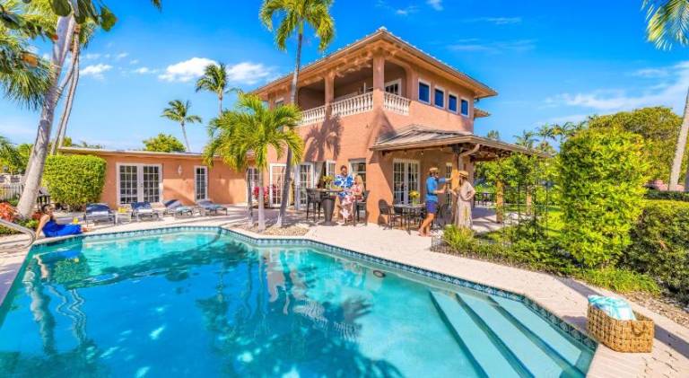 House with pool — photo 4