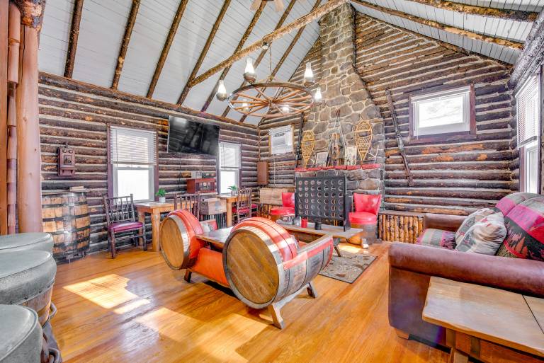 Easy Interstate Access: Original Poconos Log Cabin — photo 4
