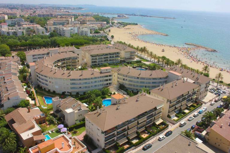 Charming holiday apartment with terrace, yard & pool | Next to the beach | Pet-friendly — photo 4