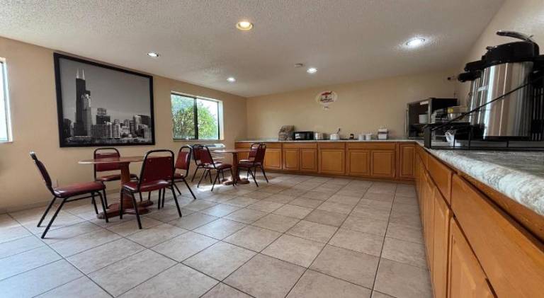 Super 8 By Wyndham Pontiac — photo 3