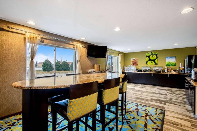 La Quinta Inn & Suites by Wyndham Emporia — photo 2