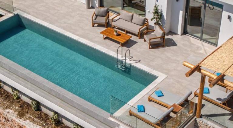 Villa with pool — photo 5