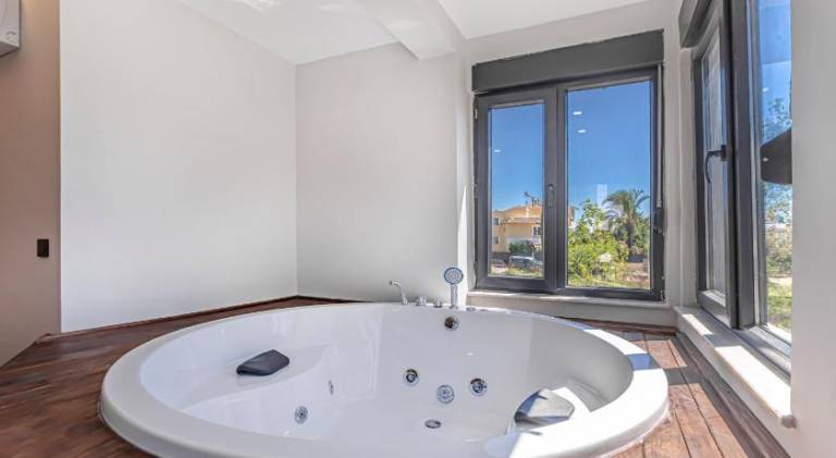 Fully equipped beautiful villa with private pool, jacuzzi & barbecue | Dogs allowed — photo 4