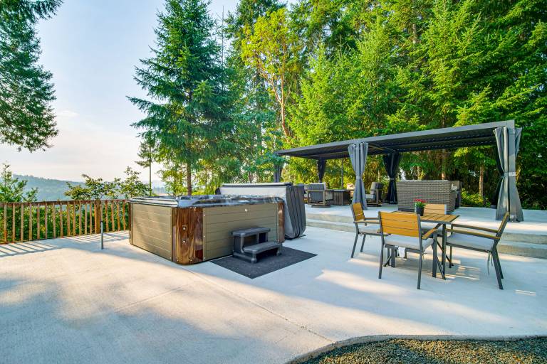 4 Mi to River: Umpqua Valley Villa w/ Fire Pit! — photo 2