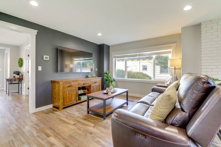 1 Mi to Historic Dtwn: Dog-Friendly Everett Home! — photo 3