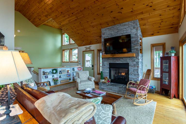 1 Amazing View - Great location, cozy, Foosball table and hot tub! — photo 5
