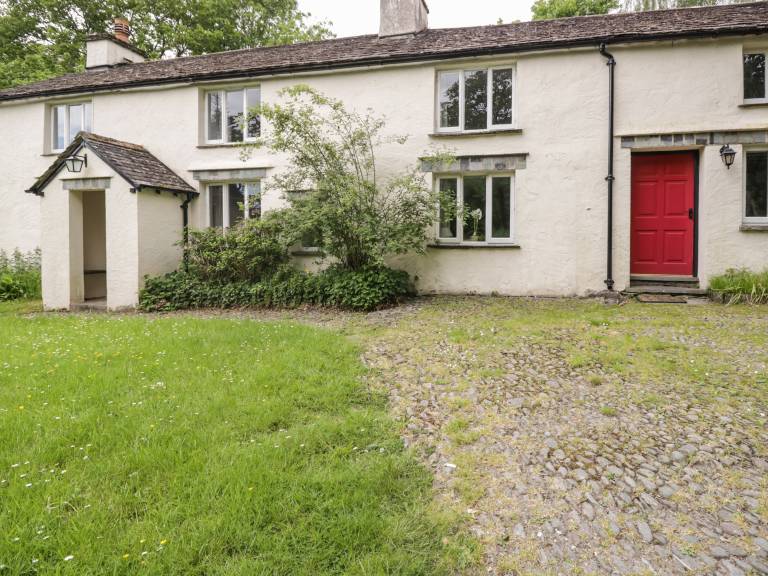 Family-friendly cottage with yard | Pets allowed in Ambleside