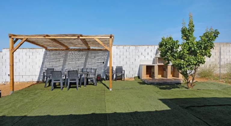 House with private pool, grill & yard — photo 5