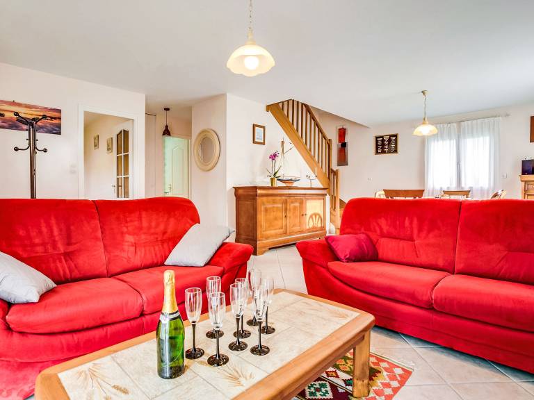 Fully equipped vacation home with yard, barbeque & terrace | Dogs allowed — photo 3