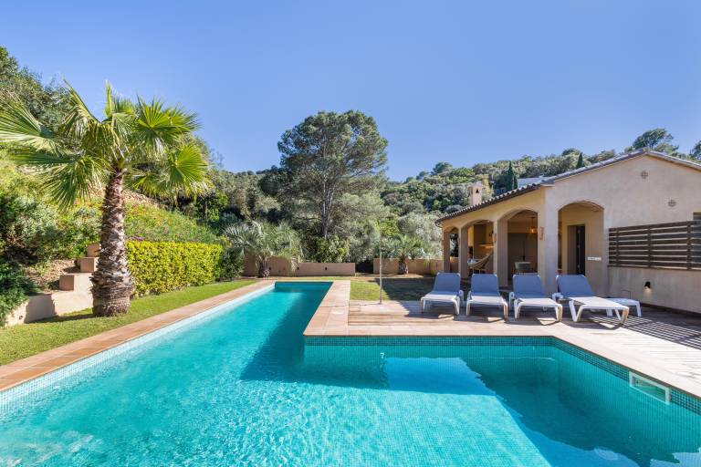 Villa with Garden and Pool 1000 Meters from the Beach — photo 2