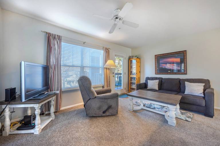 Family-friendly pleasant condo with patio | Dogs allowed in Hood River, OR