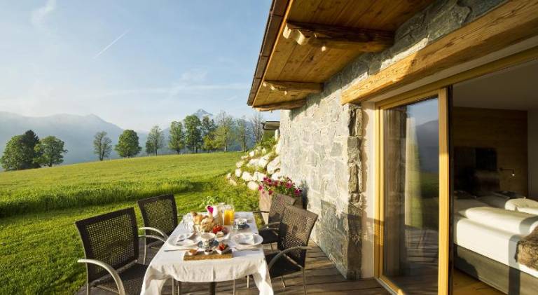 Chalet with pool & hot tub — photo 4