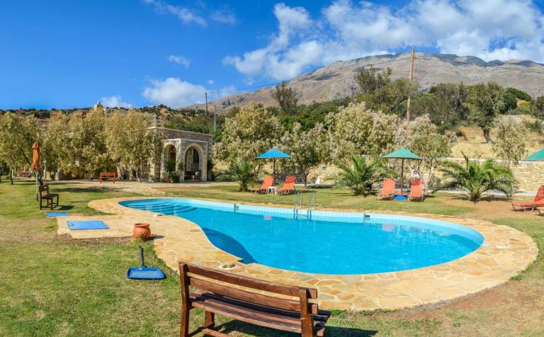 Holiday house in the country, pool, close to the sea, wifi Triopetra, Crete — photo 3